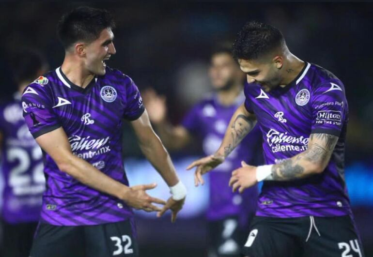 El paraguayo Luis Amarilla (d), jugador del Mazatlán FC, festeja un gol en el partido contra Tijuana por el torneo Clausura 2024 de la LigaMX.