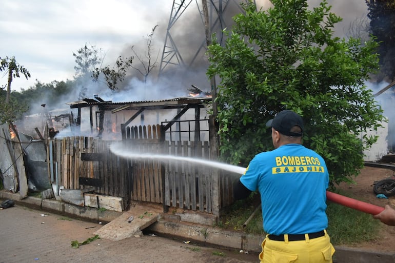 Bomberos lucha contra el incendio registrado este sábado en la zona de la Chacarita. Hay varias precarias viviendas afectadas.