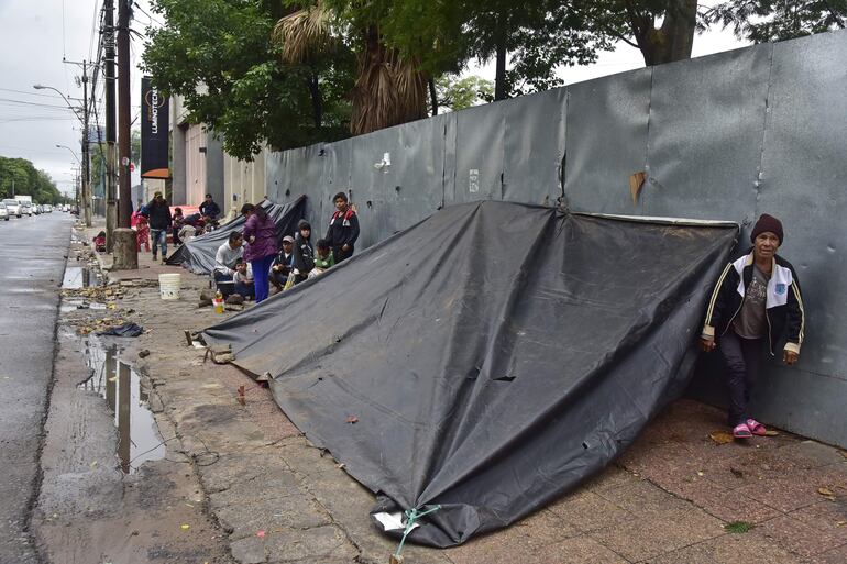 Indígenas de la comunidad Santa Librada, en San Joaquín, acampan en precarias condiciones frente al Indi.