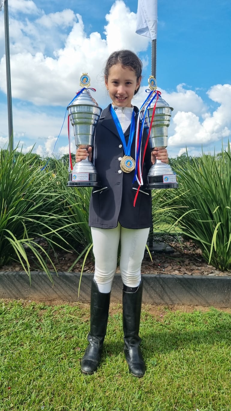 La pequeña Georginna Espínola se llevó dos trofeos de campeona, ganando en Menores 0.70 y 0.60 metros.