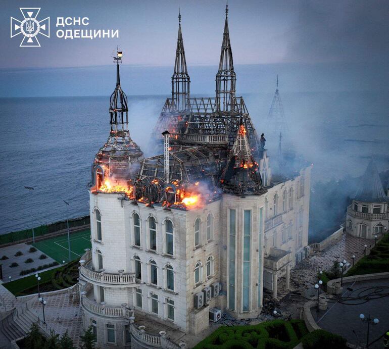 Rusia perpetró su ataque del lunes a las inmediaciones de un edificio histórico de Odesa conocido como el castillo de Harry Potter con un misil Iskander cargado con munición de racimo, lo que hace pensar a la Fiscalía ucraniana que buscaba matar al mayor número posible de civiles ucranianos. Cinco personas murieron en el ataque y otras treinta resultaron heridas. Algunas de las víctimas paseaban por la zona en el momento de la caída del misil.