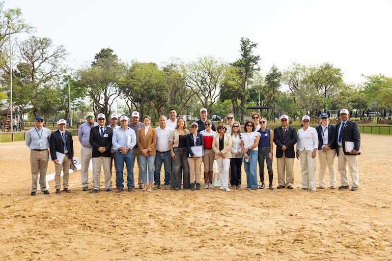 Autoridades de la competencia, junto a los organizadores, en la reunión que tuvo lugar ayer. Foto gentileza Juan Carlomagro