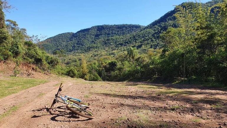 Una bicicleta tirada en el suelo en uno de los tramos del Desafío Ybytyruzú. Archivo.