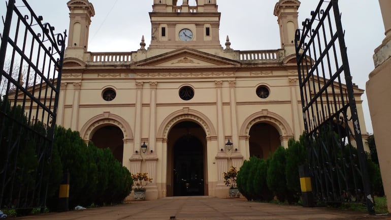 La Iglesia de Itauguá, abrió nuevamente sus puertas después de varios años con el cambio de párroco. Su arquitectura es inigualable.