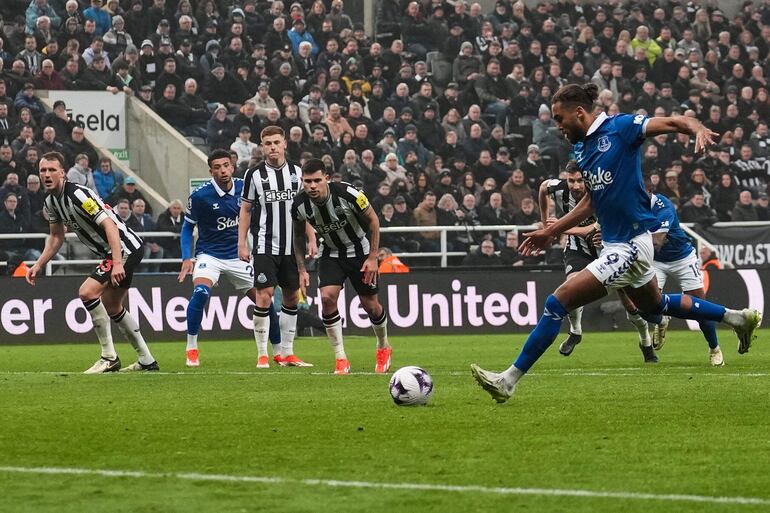 Dominic Calvert-Lewin anotó ayer desde el punto penal el gol del empate 1-1 para Everton en cancha del Newcastle.