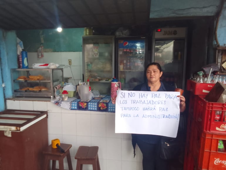 Trabajadores del Mercado de Abasto, protestando esta mañana debido a una notificación de desalojo por obras.