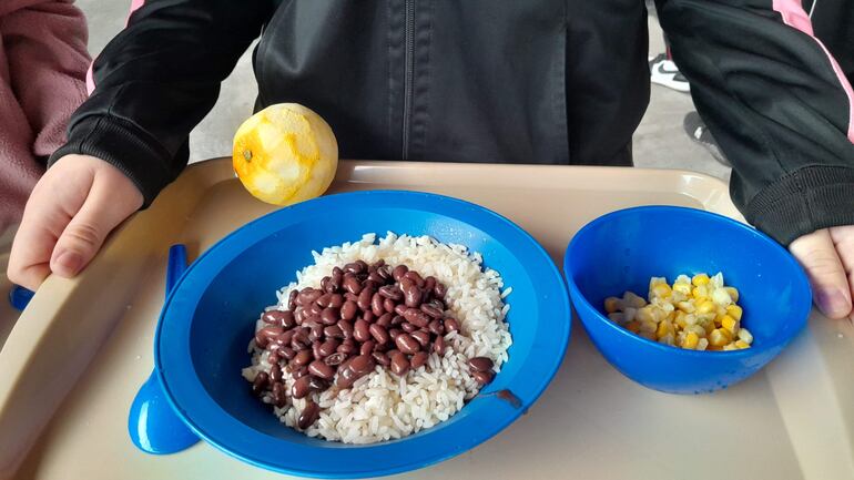 Almuerzo escolar servido en una escuela pública de Central.