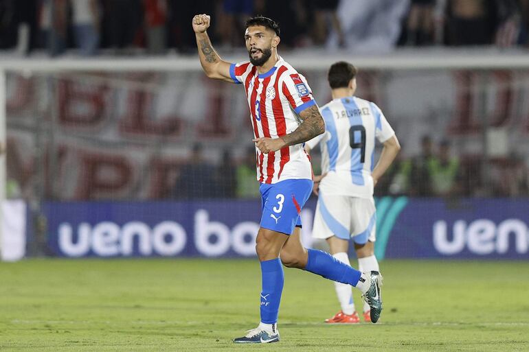 Omar Alderete, jugador de la selección de Paraguay, festeja un gol en el partido frente a Argentina por la fecha 11 de las Eliminatorias Sudamericanas 2026 en el estadio Defensores del Chaco, en Asunción.