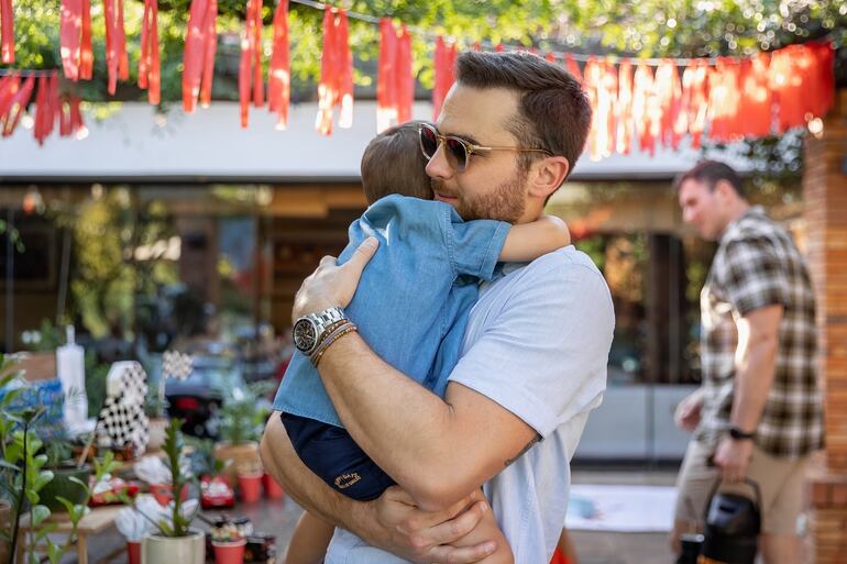 Iván Zavala con el cumpleañero Cruz en brazos. (Instagram/Iván Zavala)