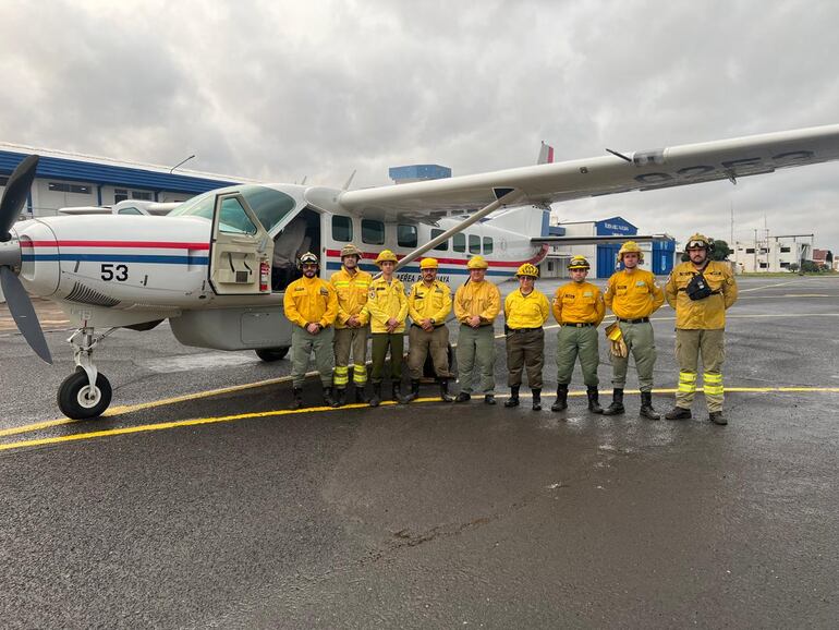 Nuevo contingente del CBVP voló al Chaco para combatir incendios en la zona del Cerro Chovoreca.