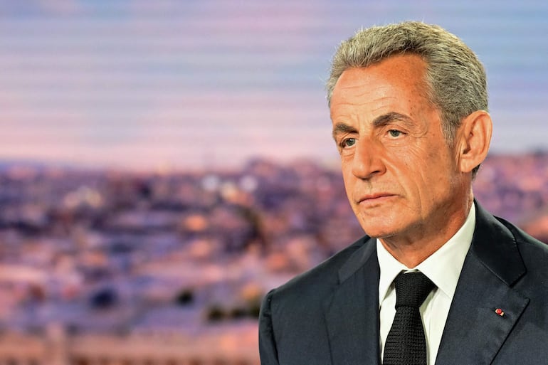 El expresidente francés Nicolas Sarkozy será juzgado en 2025 por presuntamente haber recibido dinero del difunto dictador libio Muamar Gadafi para financiar una de sus campañas electorales, anunció el viernes la fiscalía.