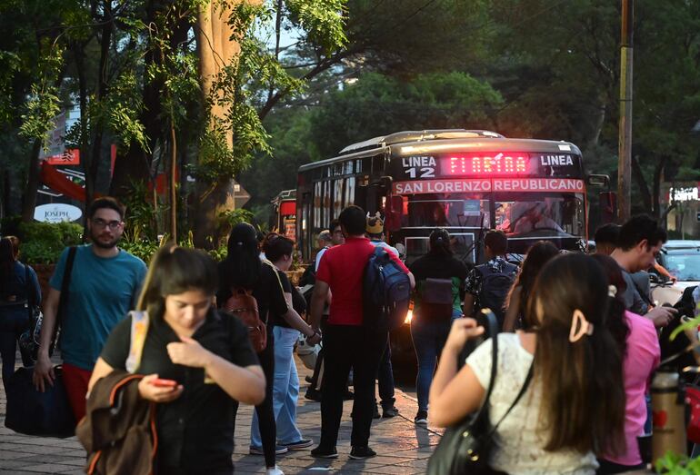 Hay pocos buses en las calles. 