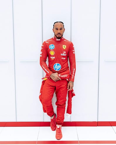 El piloto inglés Lewis Hamilton rodó este miércoles por primera vez con el monoplaza de Ferrari en el circuito de Fiorano.