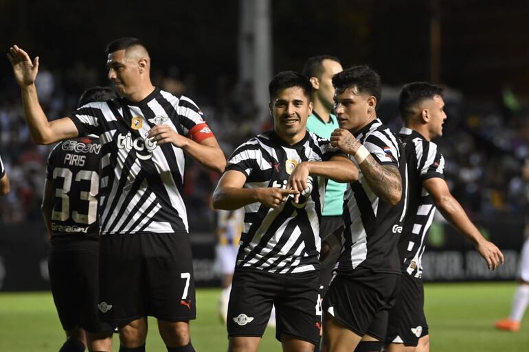 Néstor Giménez, de Libertad, celebra su gol ante el Sportivo Luqueño.