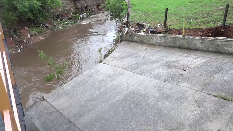 La calle Santa Rosa de Lambaré termina en un arroyo sin ningún tipo de seguridad o estructura.