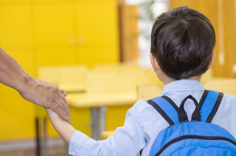 Niño en su primer día de clases.