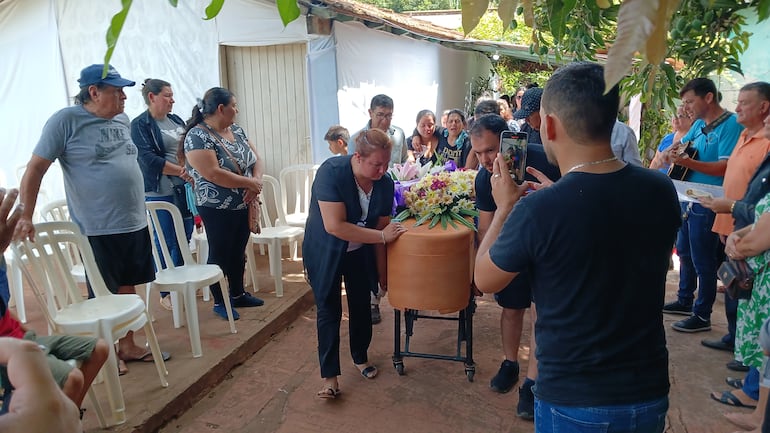 Familiares dan el último adiós a Lorenza Villaverde, víctima de DANA en Valencia, España.