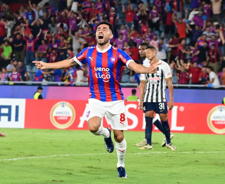 El argentino Federico Carrizo, jugador de Cerro Porteño, festeja un gol en el partido frente a Alianza Lima por la segunda fecha del Grupo A de la Copa Libertadores 2024 en el estadio La Nueva Olla, en Asunción.