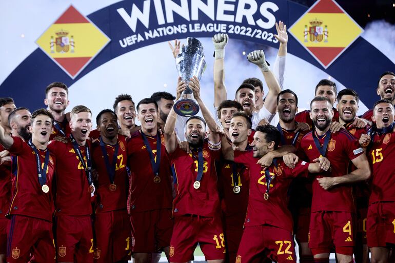 El capitán de la selección española, Jordi Alba, levanta el trofeo de campeón rodeado de sus compañeros durante la celebración.