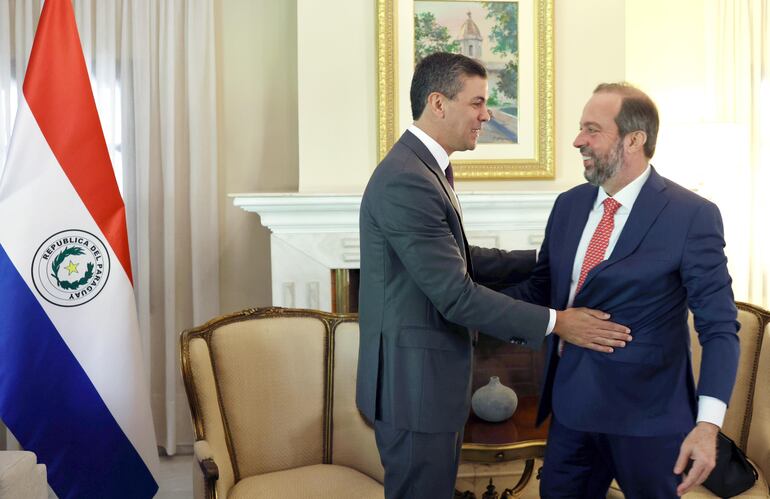 El presidente Santiago Peña (a la izquierda) y el ministro brasileño de Minas y Energía, Alexandre Silveira, durante su reunión del martes en Asunción.