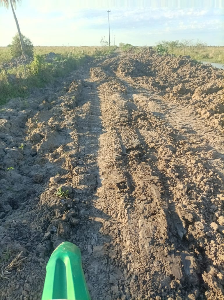 En estas condiciones se encuentra el camino a Potrero Esteche, distrito de Guazucuá, departamento de Ñeembucú.