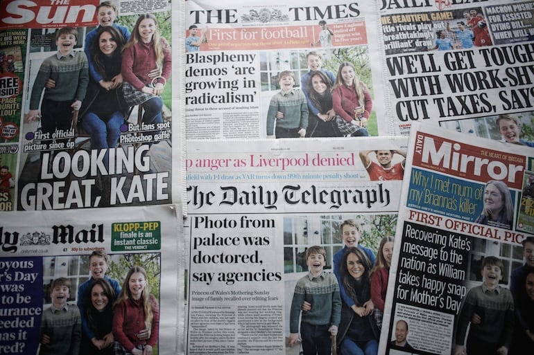 Las portadas de los diarios impresos del Reino Unido muestran la imagen de Catalina, o Kate, princesa de Gales, con sus hijos. Las agencias de noticias retiraron la imagen, mencionando una aparente manipulación. 