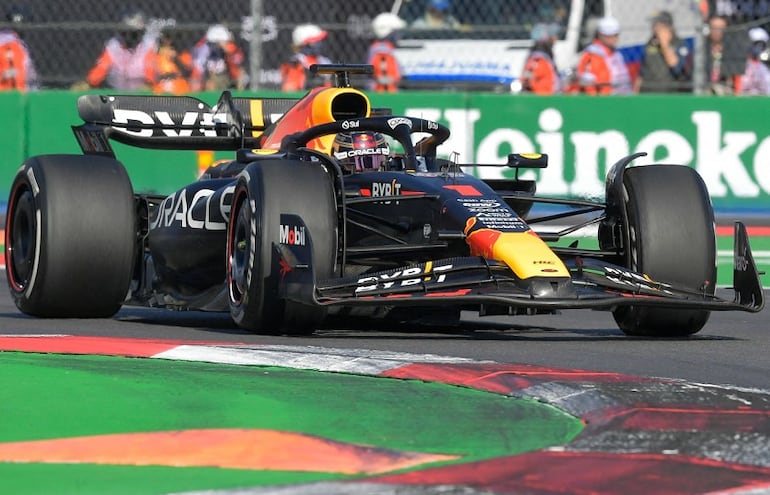 Tras haber partido desde el tercer lugar en la segunda fila, Max Verstappen se llevó otro triunfo.