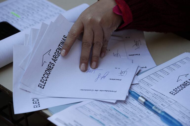 Un miembro de la mesa de votación trabaja en un centro de votación durante las elecciones primarias en Buenos Aires el 13 de agosto de 2023.