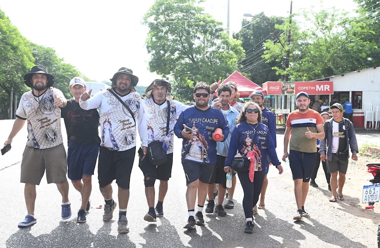 Diego Romero y sus amigos caminaron durante 8 días desde Ciudad del Este hasta Caacupé.