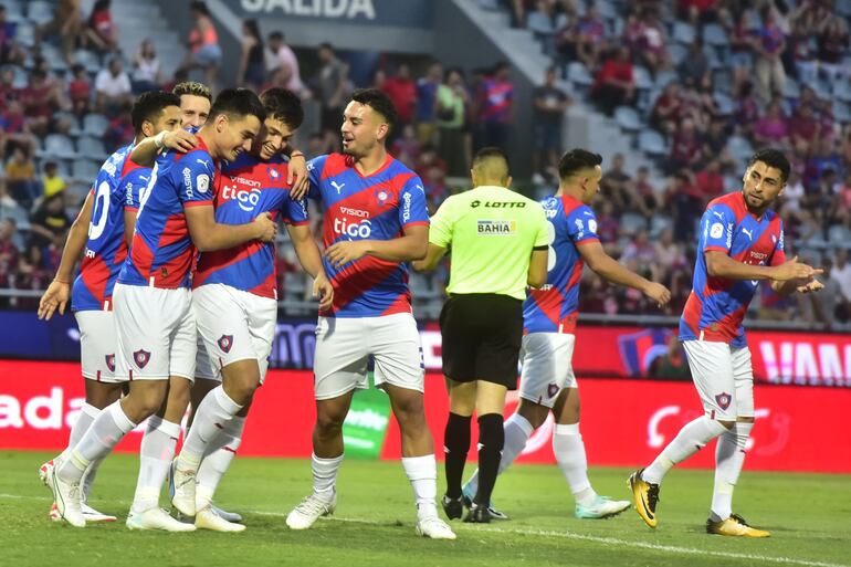 Los jugadores de Cerro Porteño festejan un gol en el partido frente a Tacuary por el torneo Clausura 2023 del fútbol paraguayo en el estadio La Nueva Olla, en Asunción.