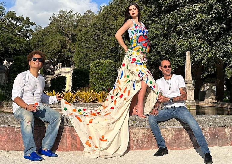Nadia Ferreira junto a su esposo Marc Anthony y el pintor Romero Britto.