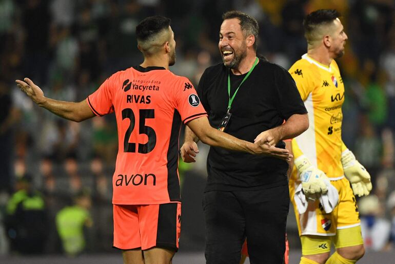 El argentino Juan Pablo Pumpido (d), entrenador de Nacional, celebra con Leonardo Rivas en un partido ante Atlético Nacional por la Fase 3 de la Copa Libertadores 2024 en el estadio Atanasio Girardot, en Medellín, Colombia.