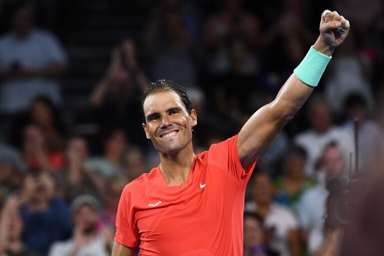 Rafael Nadal de España celebra la victoria contra Dominic Thiem de Austria el día 3 del torneo de tenis internacional de Brisbane 2024 en Brisbane, Australia, el 2 de enero de 2024.