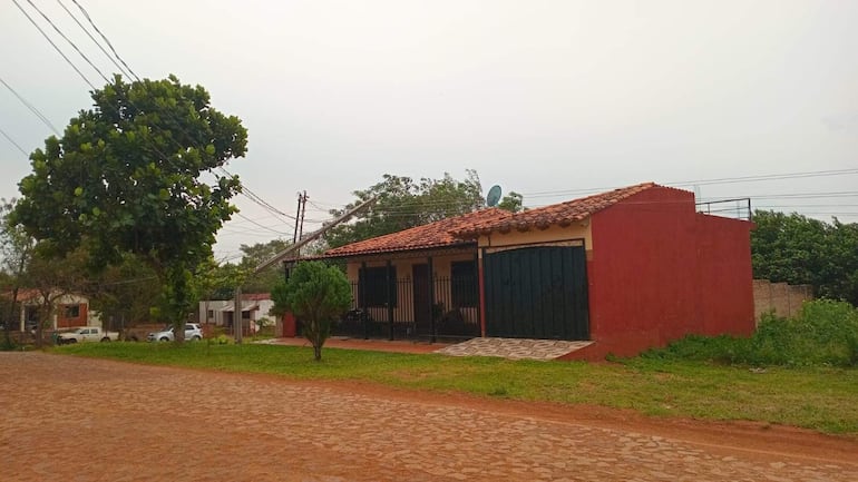 Una vivienda se salvó de la caída de una columna sobre el techo.