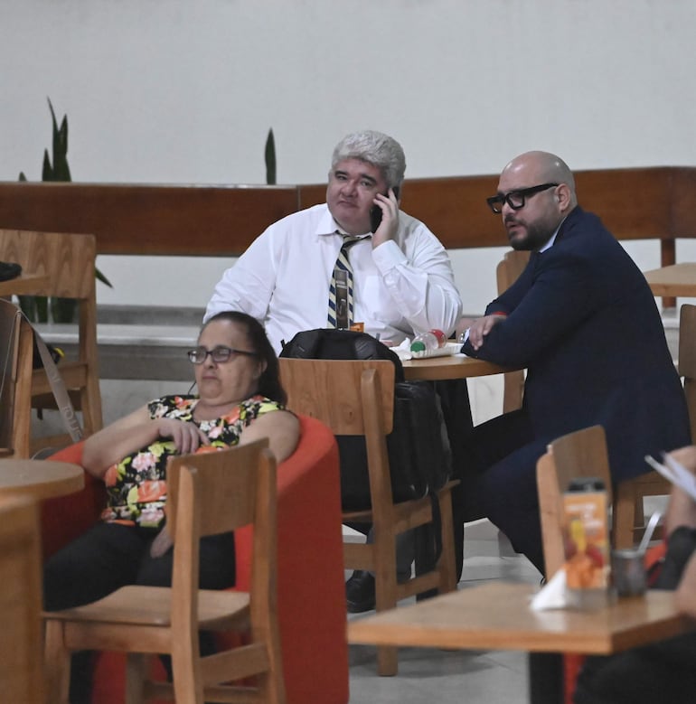 El exfiscal Armando Cantero y su abogado defensor, aguardaban la decisión judicial tras la audiencia preliminar.