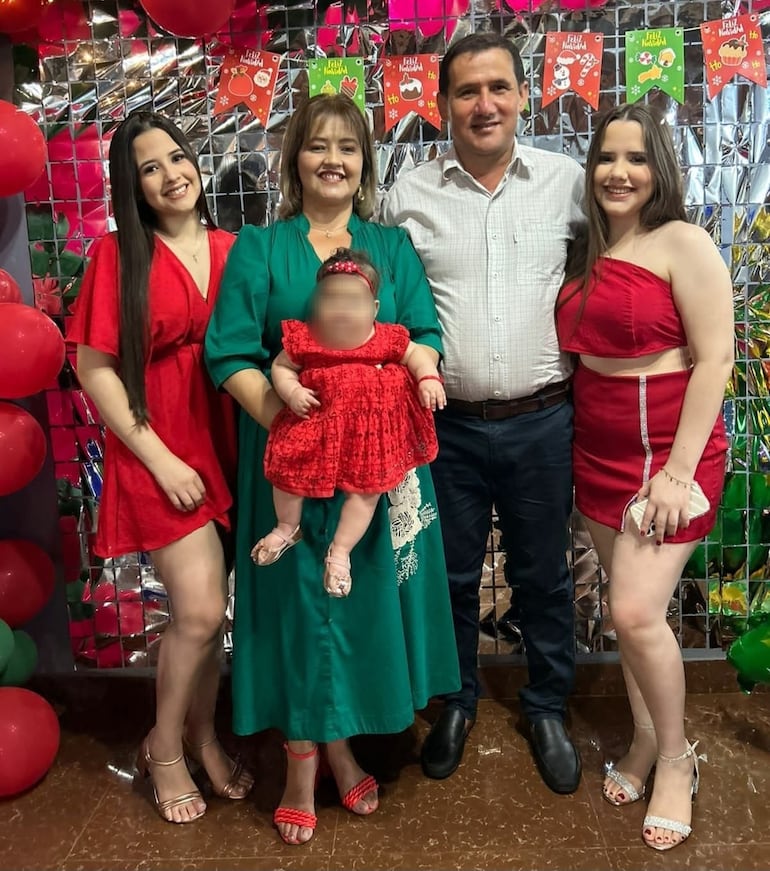 Cleto Marcelino Giménez y su familia, que en pleno había sido ubicada en cargos en Diputados. 