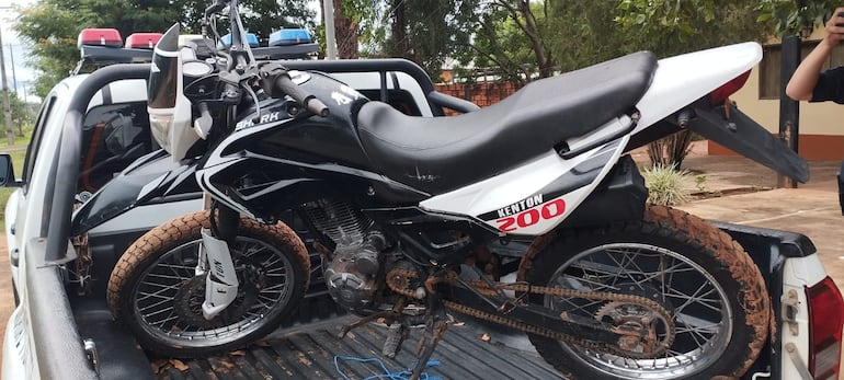 La policía nacional, en Puerto Antequera recupera motocicleta hurtada y capturan al supuesto autor