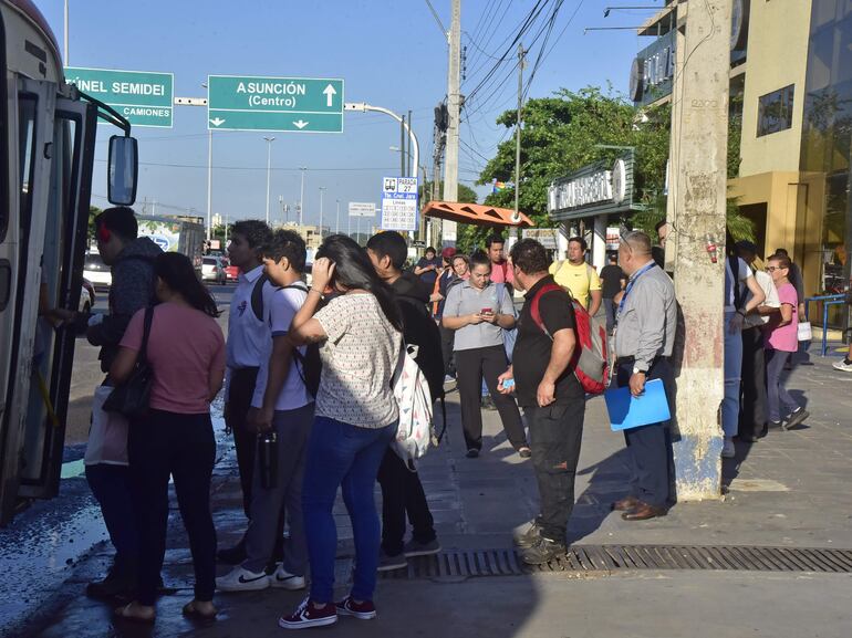 Imagen ilustrativa: pasajeros esperan por horas algún bus durante por las reguladas