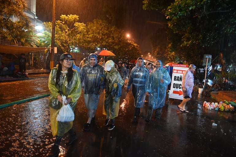 Peregrinos llegan a Caacupé, a pesar de la fuerte lluvia.