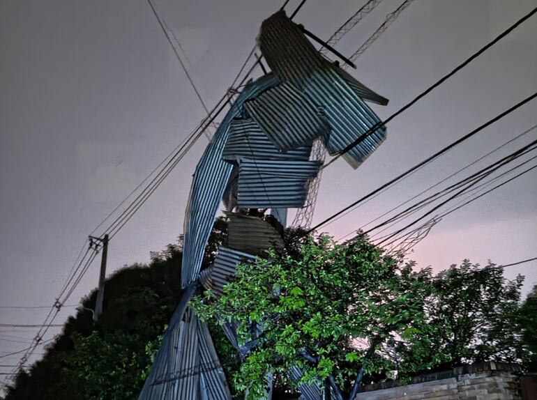 Las chapas de un tinglado volaron y chocaron contra un transformador de electricidad, causando explosiones en el cableado eléctrico.