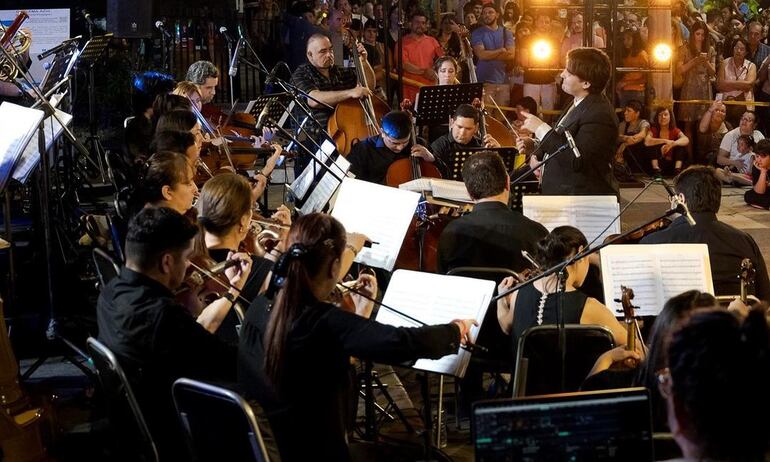 La Orquesta Sinfónica de la Ciudad de Asunción (OSCA) en el concierto "Una noche de fantasía", que formó parte de este mismo ciclo.