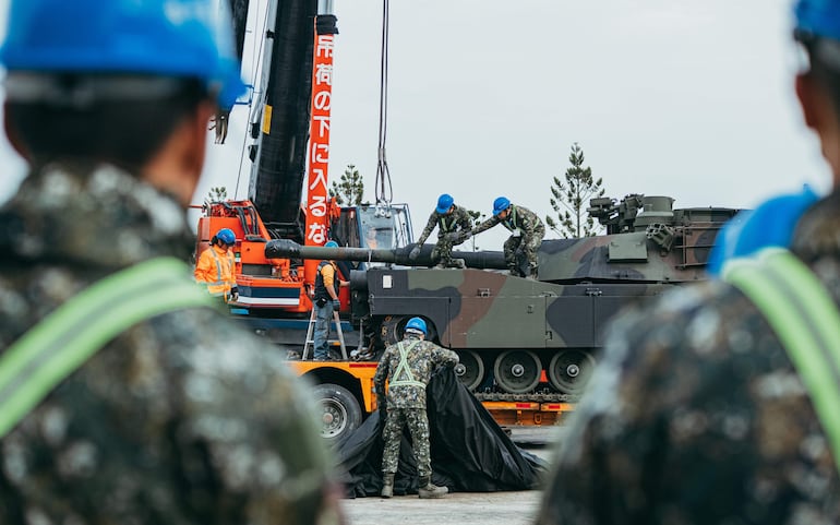 Hsinchu (Taiwan), 16/12/2024.- A handout photo made available by the Taiwan Ministry of National Defense shows Taiwanese army personnel inspecting M1A2T tanks upon their arrival inside an army base in Hsinchu, Taiwan, 16 December 2024. According to Taiwan'Äôs Ministry of National Defense, the first 38 of 108 US-made Abrams tanks ordered in 2019 arrived in Taiwan late 15 December, and were transferred to an army base in Hsinchu. EFE/EPA/TAIWAN MILITARY NEWS AGENCY / HANDOUT MANDATORY CREDIT HANDOUT EDITORIAL USE ONLY/NO SALES
