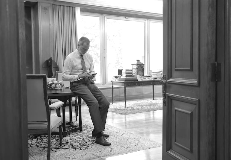 Una imagen en blanco y negro de Felipe VI en su despacho del Palacio de la Zarzuela (EFE/Casa de S. M. el Rey)
