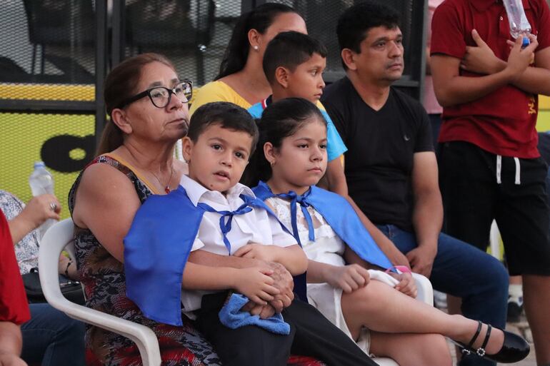 Una importante cantidad de feligreses se hacen presentes en el santuario de Caacupé.