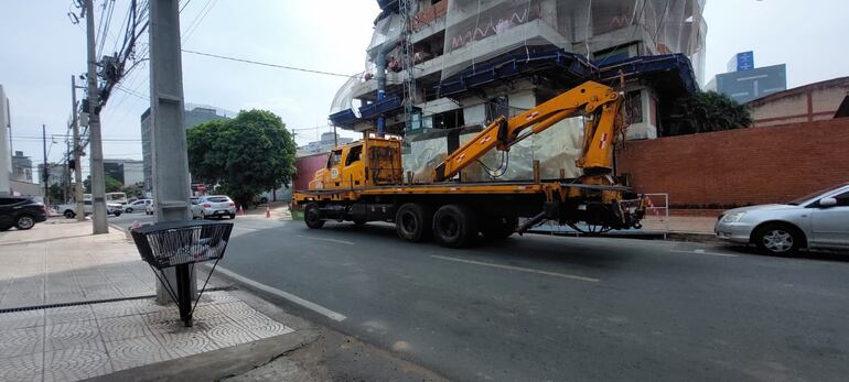 Construcción de edificio genera molestias a vecinos en Villa Morra.