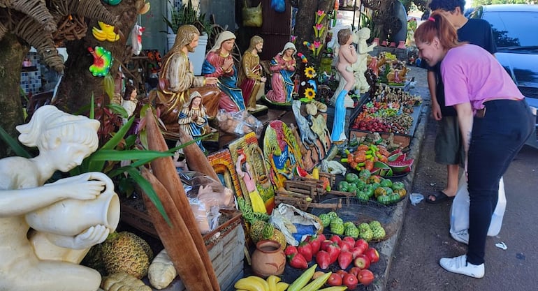 Una compradora admira las obras de cerámica que se exponen en la feria itinerante de la avenida Japón.