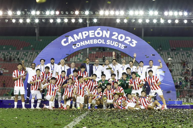 Los campeones llegarán en dos grupos a Paraguay