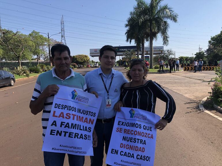 El técnico electromecánico Alex Santander (centro) con sus padres Osvaldo Santander.