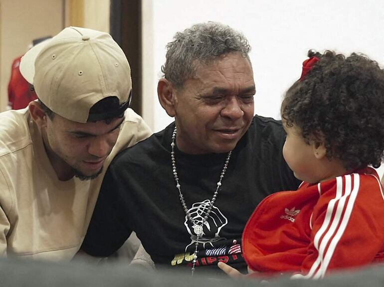 Lucho Díaz junto a su padre, quien disfruta también del reencuentro con su nieta.