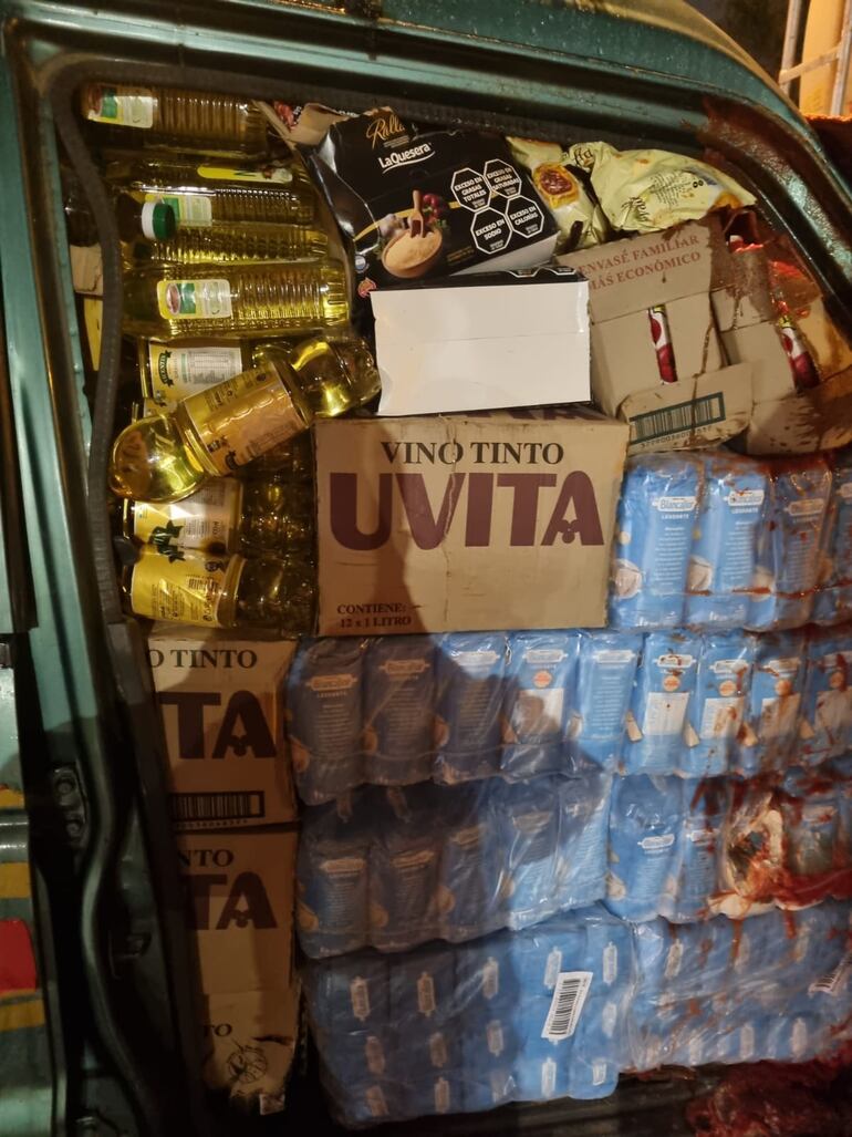 Una gran cantidad de mercaderías se encontraron en el interior de la camioneta involucrada en el accidente.